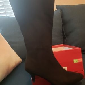 Size 11W wide calf boots